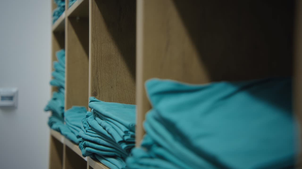 un primer plano de una mano tomando el estante de la forma uniforme