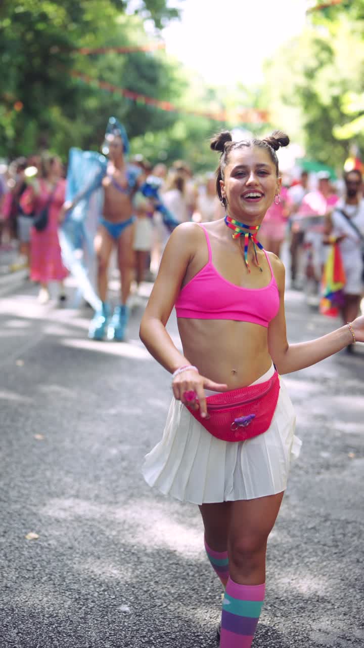 Giovane donna a una parata del Pride