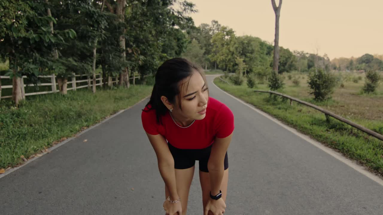 달린 후 휴식을 취하는 여자