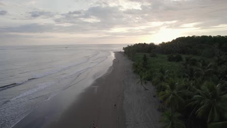 Luftaufnahmen-Des-Karibischen-Strandes-Während-Des-Sonnenuntergangs