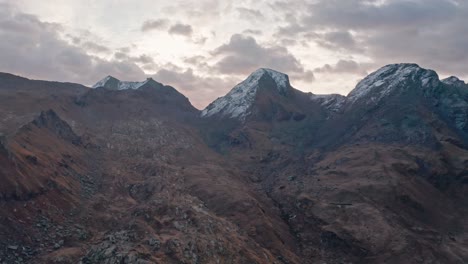 Majestätische-Schneebedeckte-Berge-Unter-Einem-Dämmrigen-Himmel,-Die-Ruhe-Ausstrahlen