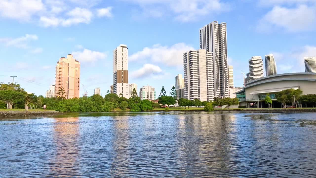 도시 풍경을 가로질러 경치 좋은 강 항해