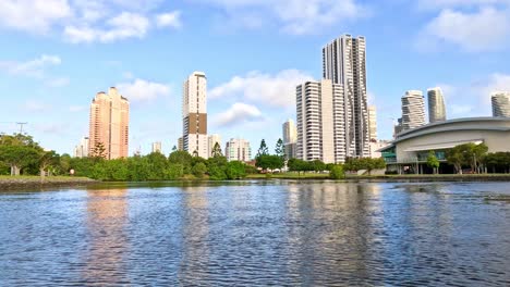 crucero panorámico por el río a través de paisajes urbanos