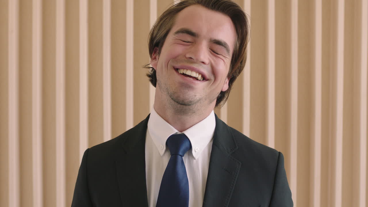 retrato en primer plano de un joven atractivo y exitoso hombre de negocios sonriendo feliz vistiendo un traje elegante empresario masculino positivo