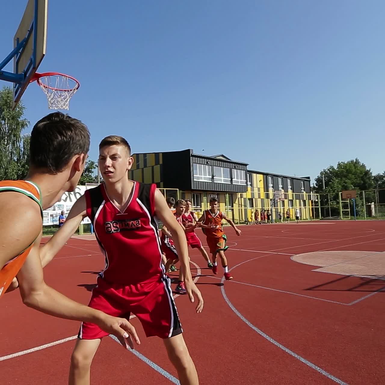 entrenamiento de atleta de baloncesto en la cancha