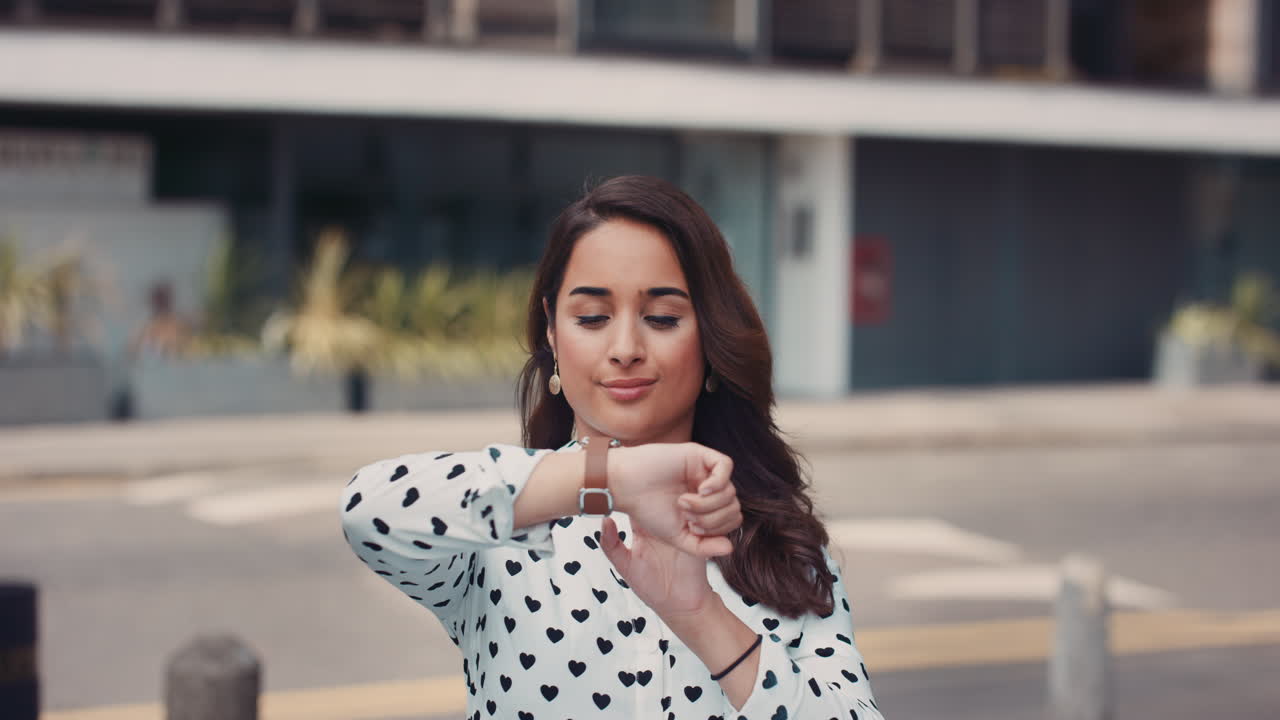 retrato en cámara lenta de una hermosa mujer india usando un reloj inteligente