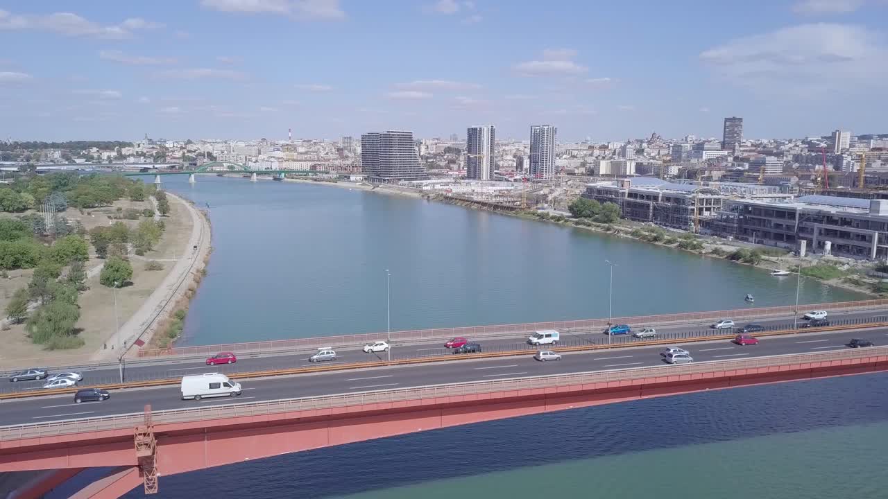 베오그라드의 가젤라 다리와 사바 강의 4k  ⁇ 을 설정하는 상승 항공