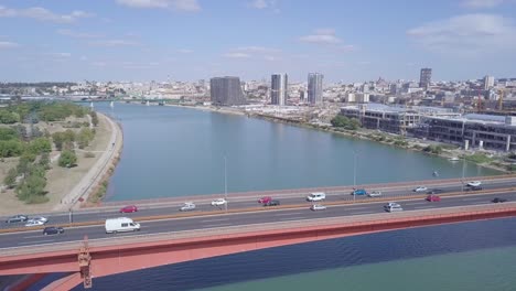 ascendiendo desde el aire estableciendo una toma de 4k del puente gazela y el río sava en belgrado