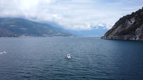 Barcos-Navegando-En-Hermosas-Aguas-Azules-Con-Un-Increíble-Fondo-De-Montaña