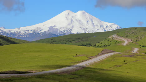 región de elbrus. volando sobre una meseta montañosa. hermoso paisaje de naturaleza. el monte elbrus es visible en el fondo.