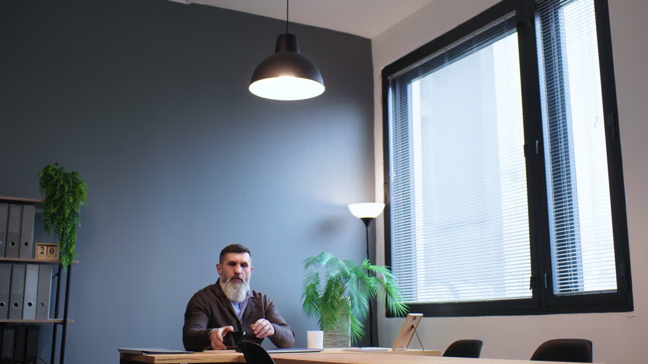 hombre caucásico en la oficina