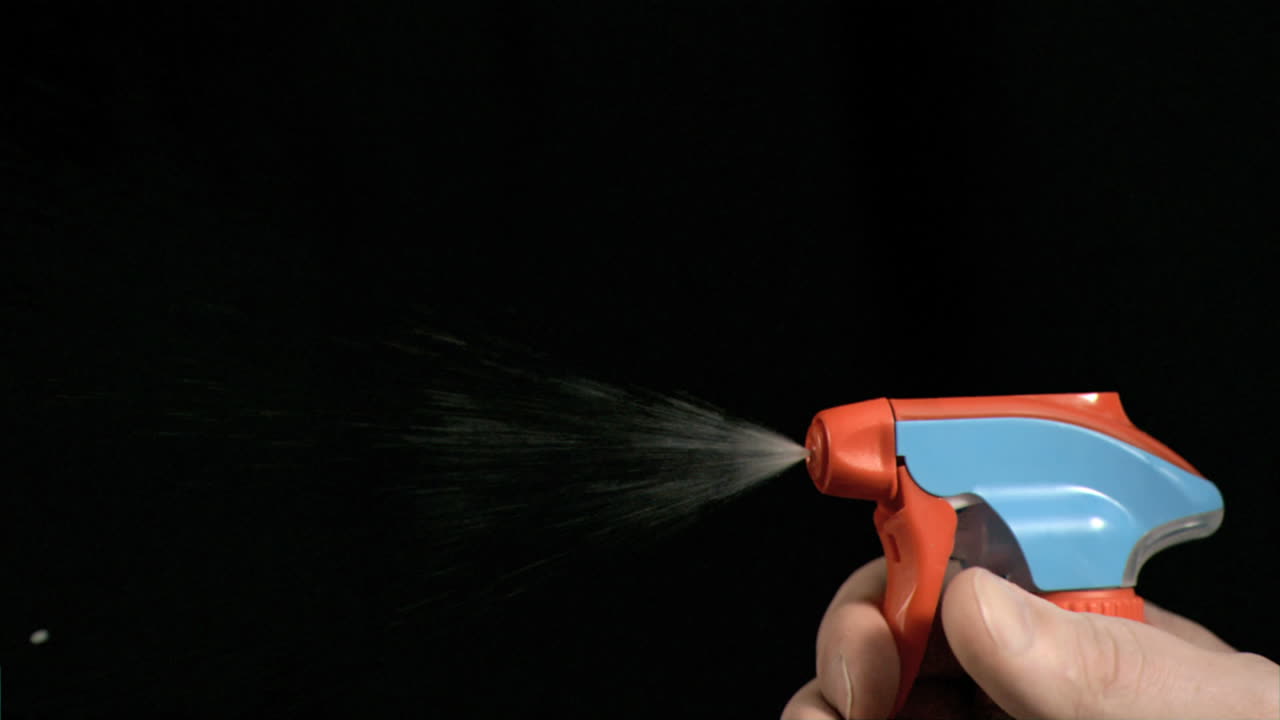 슈퍼 슬로 모션으로 물이 스프레이되고 있습니다.