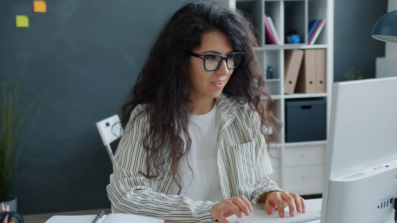 mujer trabajando en la computadora en la oficina