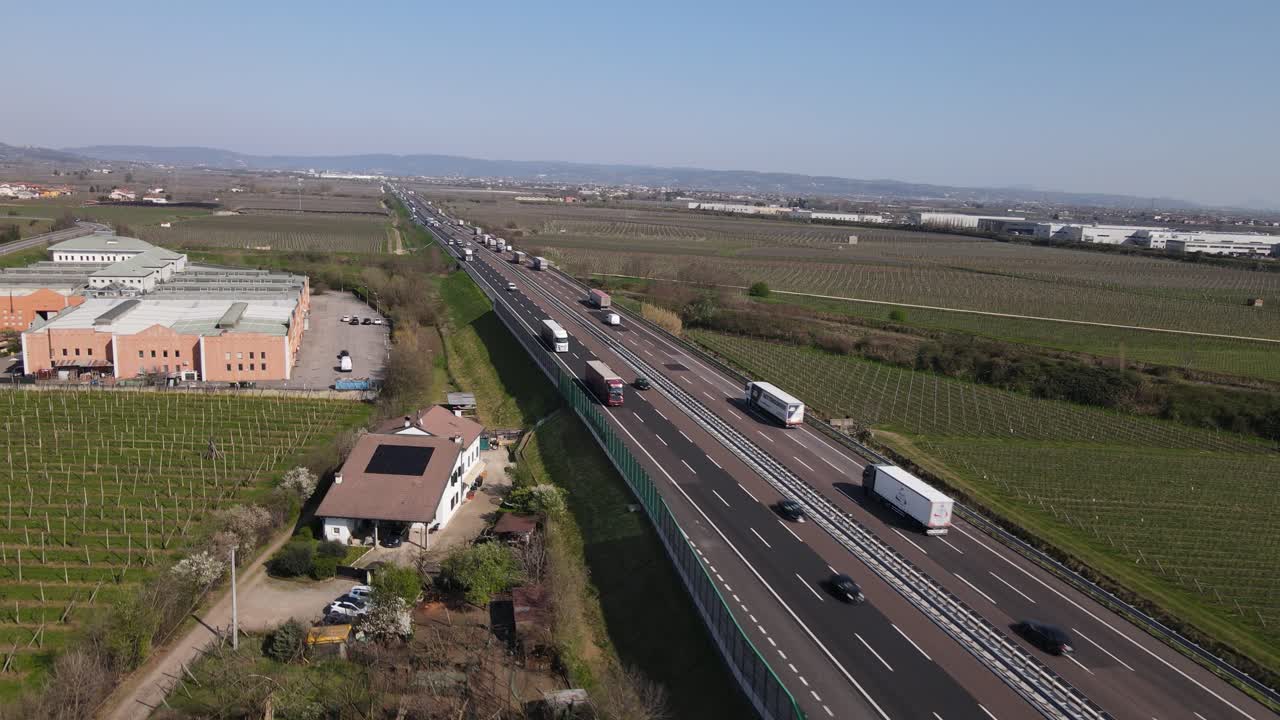 Filmagem aérea de drone apresentando uma tomada de rastreamento suave para frente sobre uma rodovia.