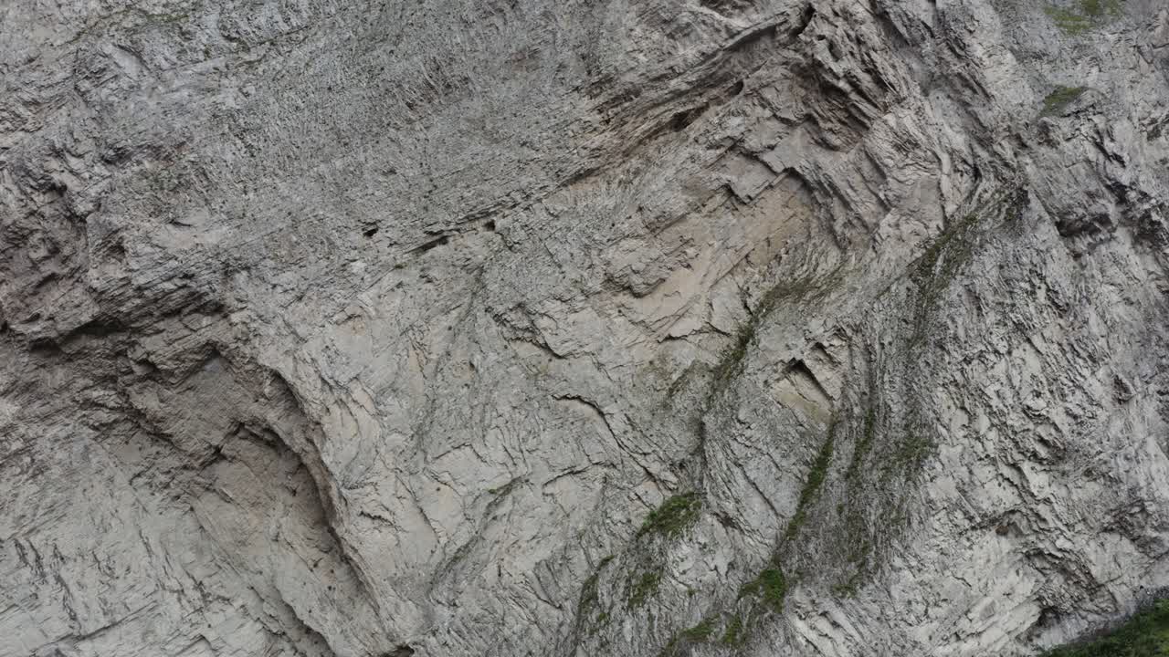 серая скалистая горная стена