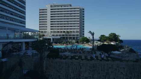 Majestuoso-Edificio-A-Orillas-Del-Mar-Mediterráneo-En-Mallorca,-España