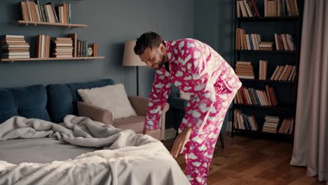 hombre en pijama rosa