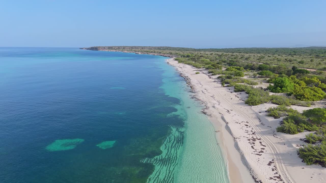 playa blanca y aguas transparentes en la cueva en la república dominicana