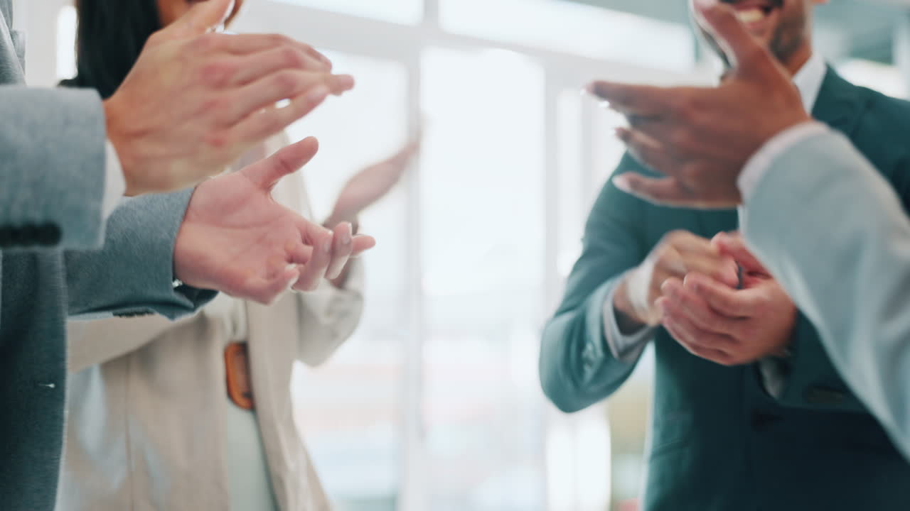 사업가들, 손을 흔들어