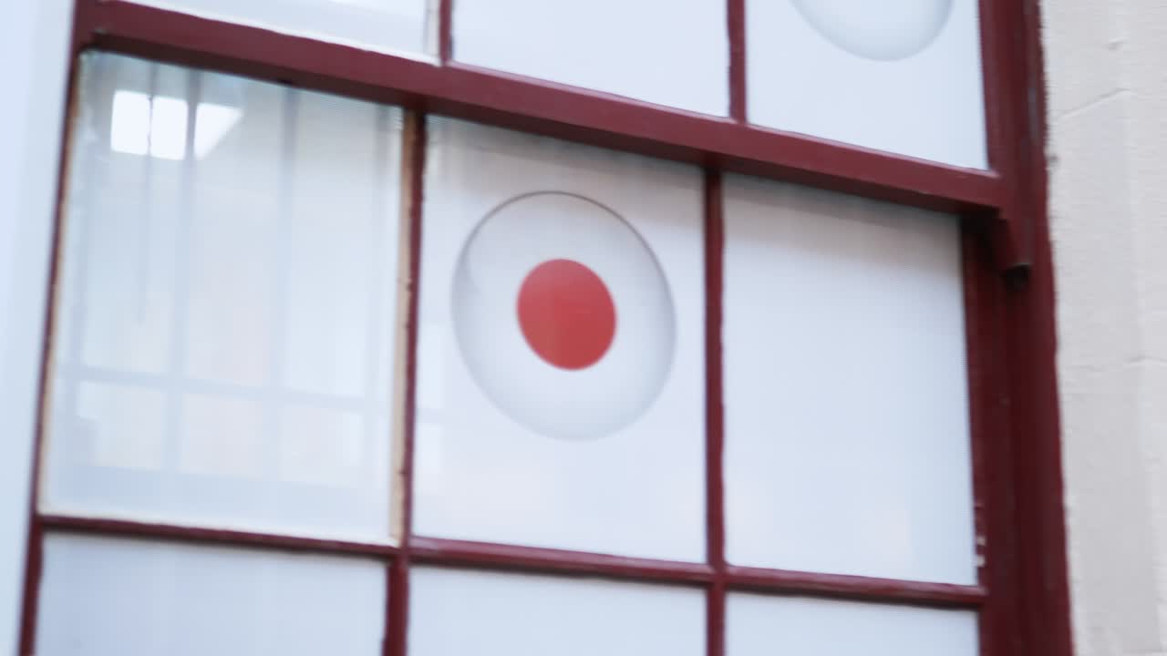 색 닫힌 창에 빨간 점과 색 원