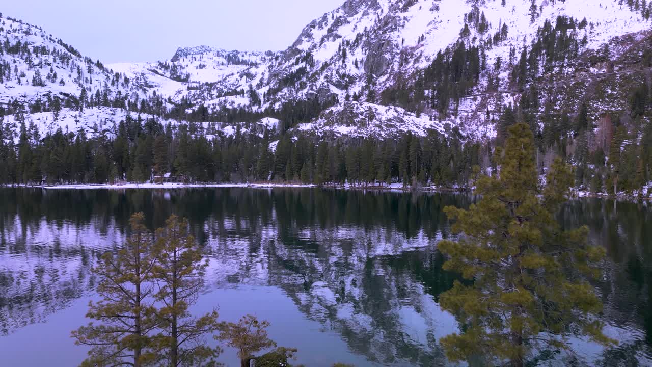 revelación aérea de las montañas nevadas en la bahía de esmeralda, el lago tahoe, california, el desierto desolado