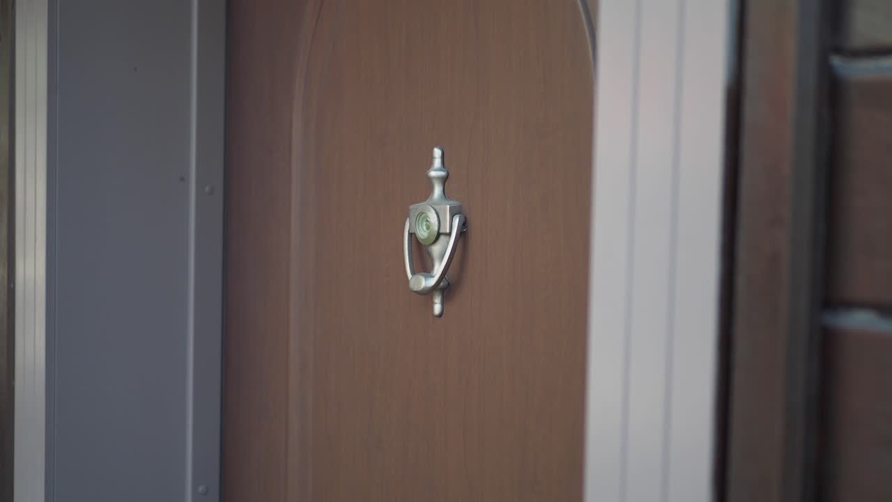 деревянная дверь с дверным звоном и заглядывающим отверстием