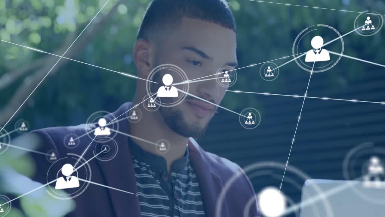 animación de la red de conexiones con personas iconos sobre hombre biracial con tableta