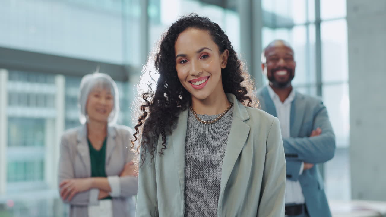 cara, sonrisa y gestión con una mujer de negocios