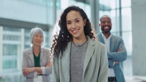 cara, sonrisa y gestión con una mujer de negocios