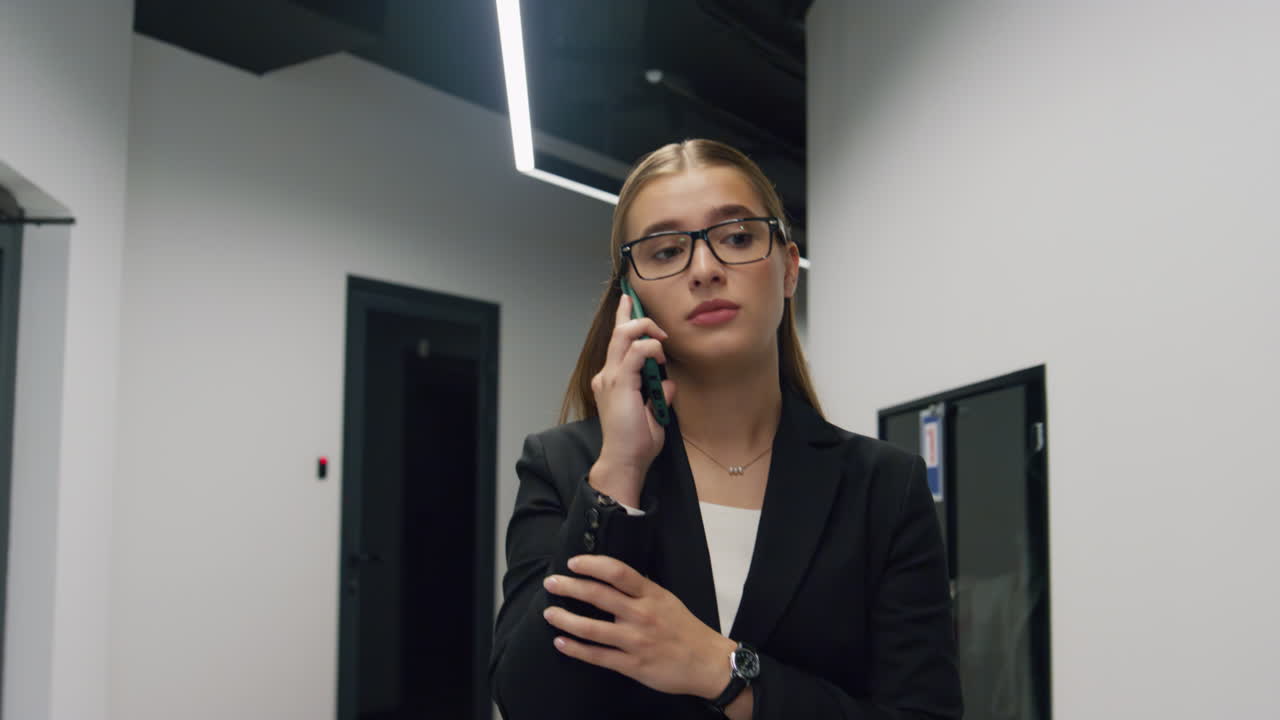 cliente corredor hablando teléfono inteligente caminando centro de negocios contemporáneo solo.