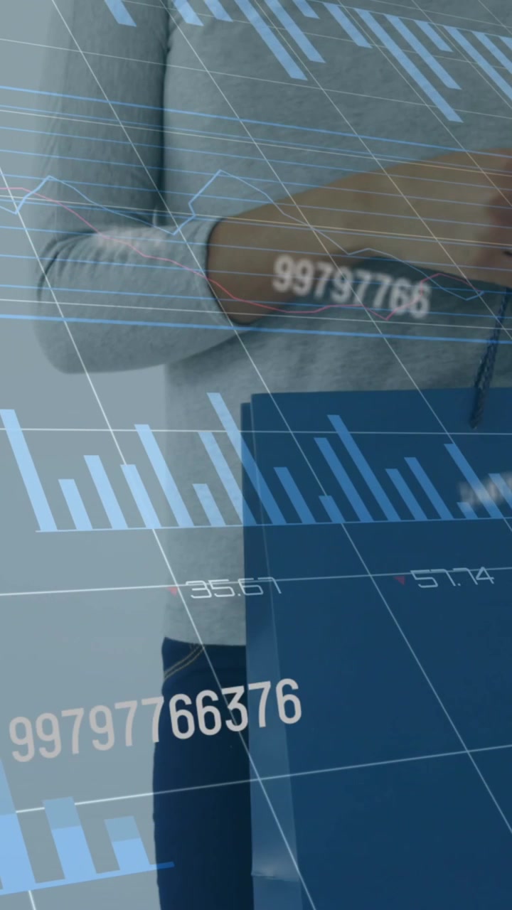 Animazione di numeri che cambiano ed elaborazione dati su donna che tiene una borsa della spesa blu