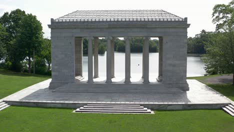 Stone-Pillars-Of-Temple-To-Music-On-The-Lakeshore-With-Green-Lawn-In-Foreground-At-Roger-Williams-Park-In-Providence,-Rhode-Island,-USA