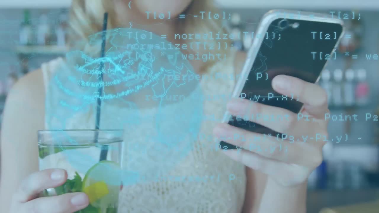 animación del procesamiento de datos financieros sobre una mujer de negocios caucásica que usa un teléfono inteligente