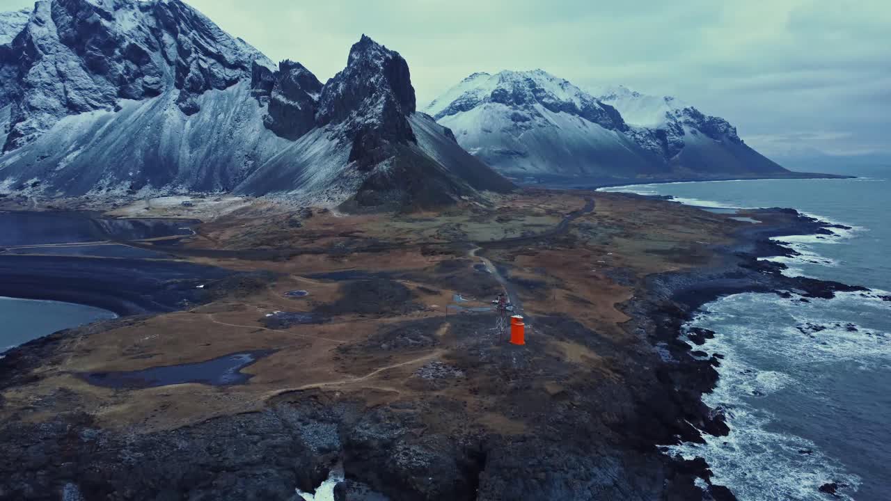 바다 근처 의 절벽 에 있는 등대 와 도로