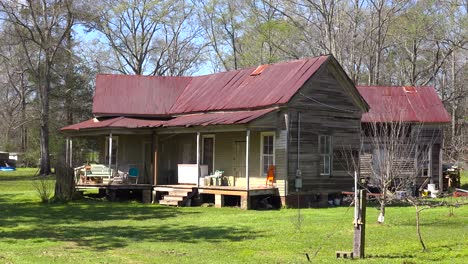 una vieja choza destartalada en la zona rural de mississippi