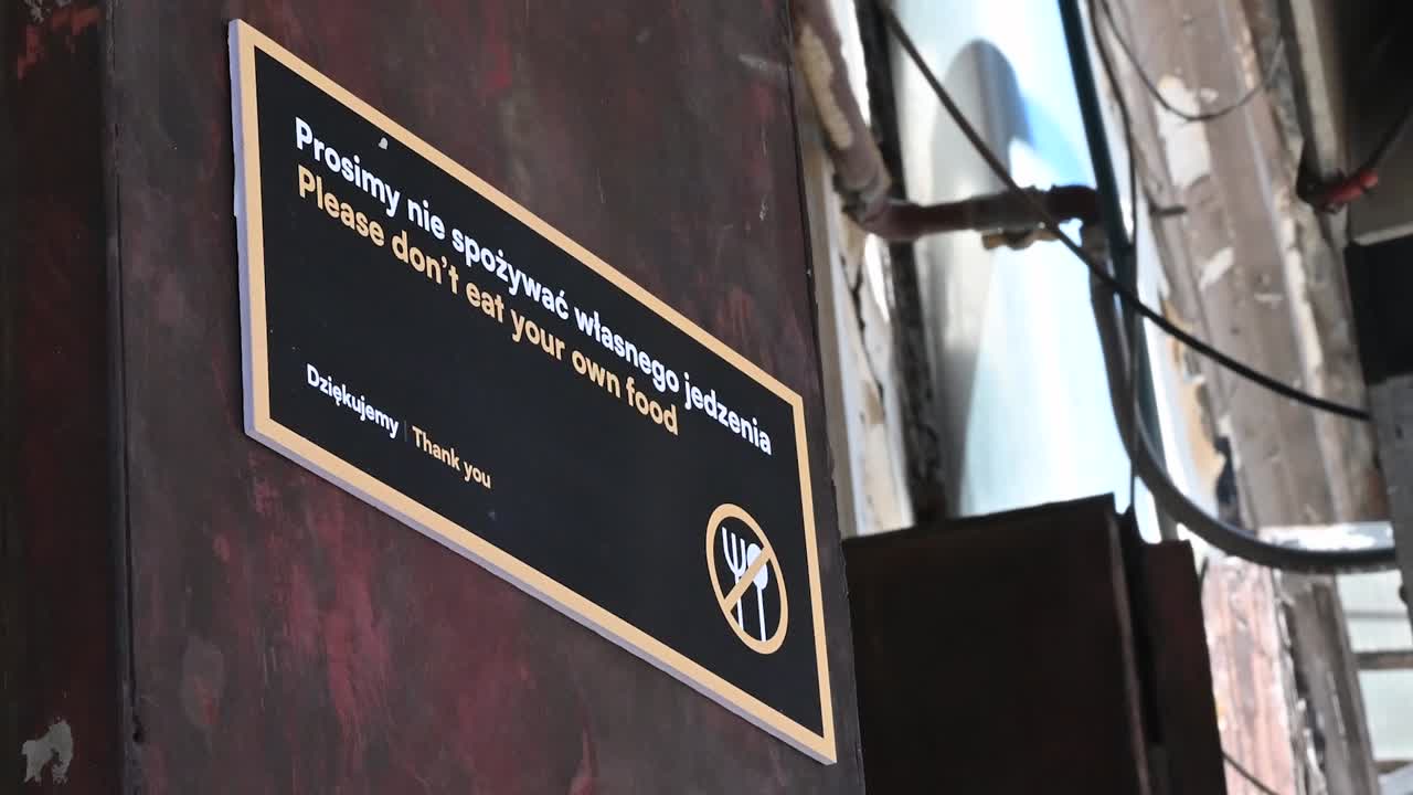 por favor, no coma su comida fuera de nuestro pub en cracovia, polonia.