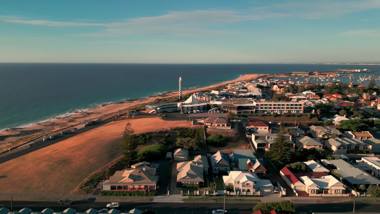 베리 등대 (bunbury lighthouse) 와 그 주변의 해안 지역을 날아다니며, 오스트레일리아의 해가 지고 있다.
