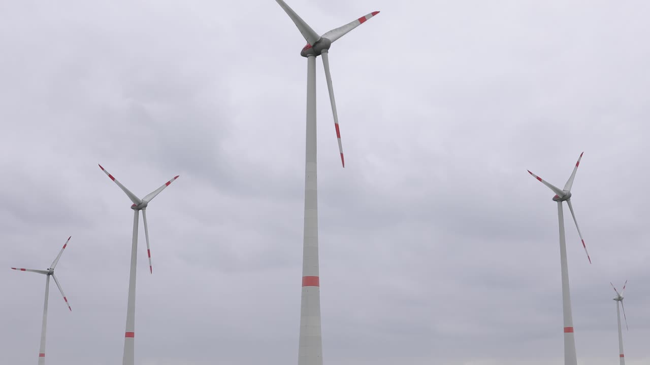 어두운 흐린 하늘을 배경으로 다양한 풍차