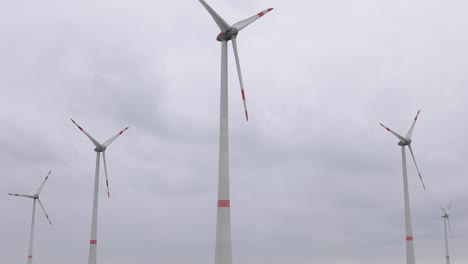 varios molinos de viento en el fondo con cielo nublado oscuro