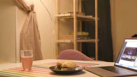 escritorio en casa con hamburguesa y portátil