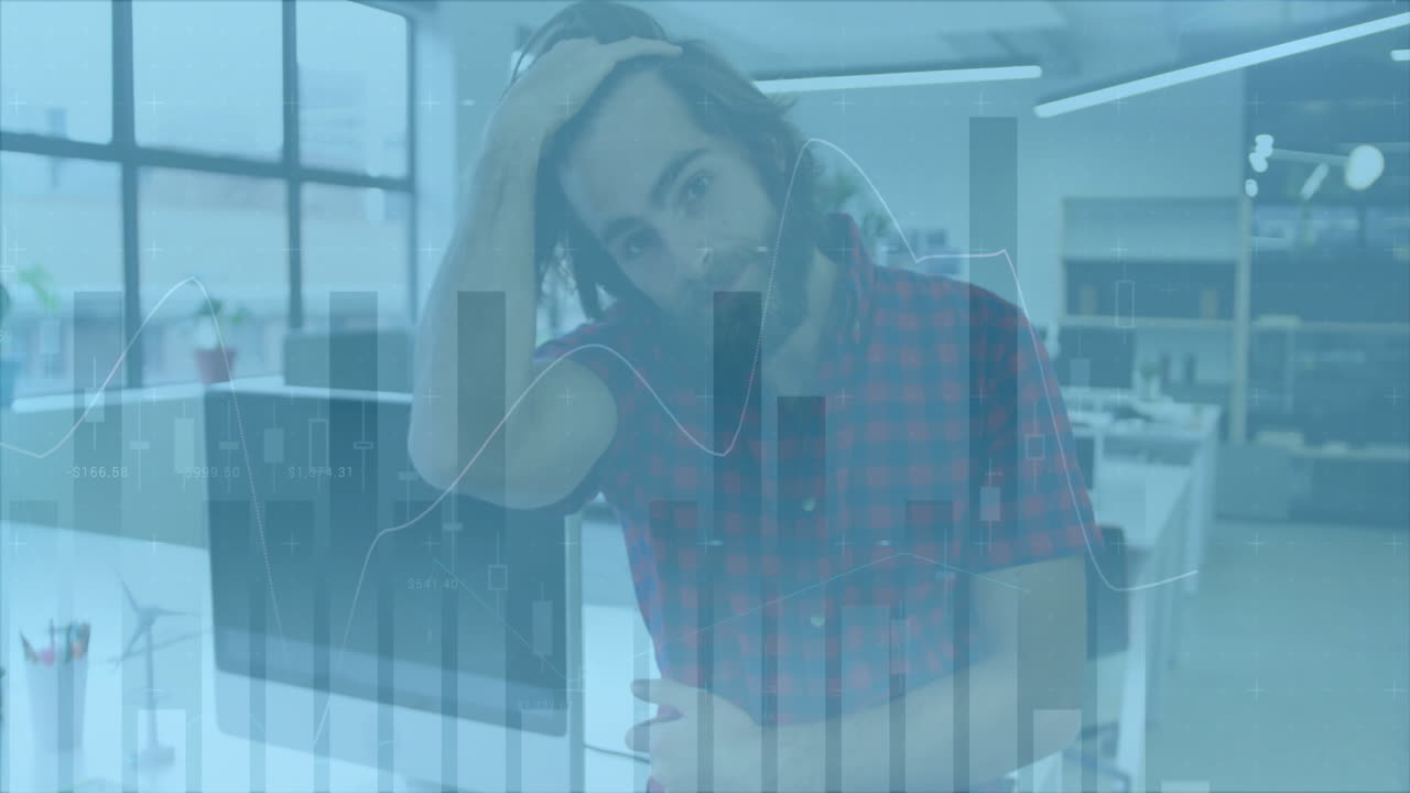 animación del procesamiento de datos financieros sobre el empresario caucásico en el cargo