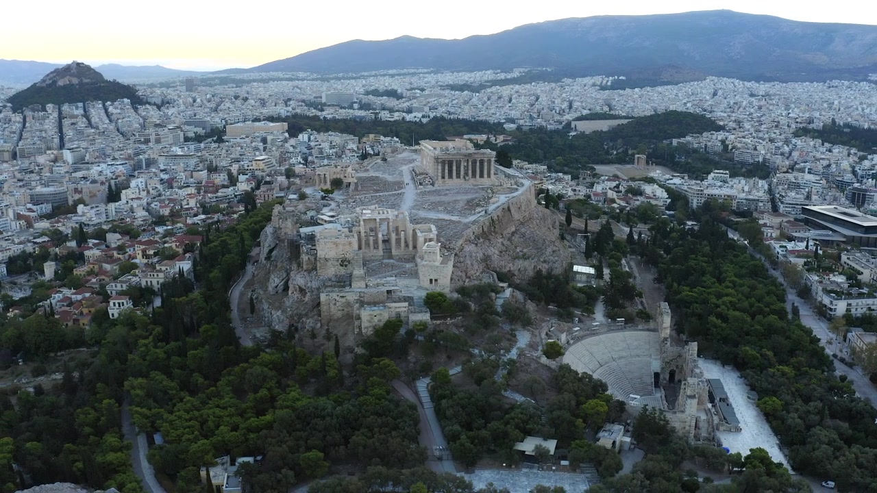 Ripresa aerea panoramica con drone dell'Acropoli e dei dintorni con la luce del mattino, all'alba, nell'antica città di Atene, Grecia.