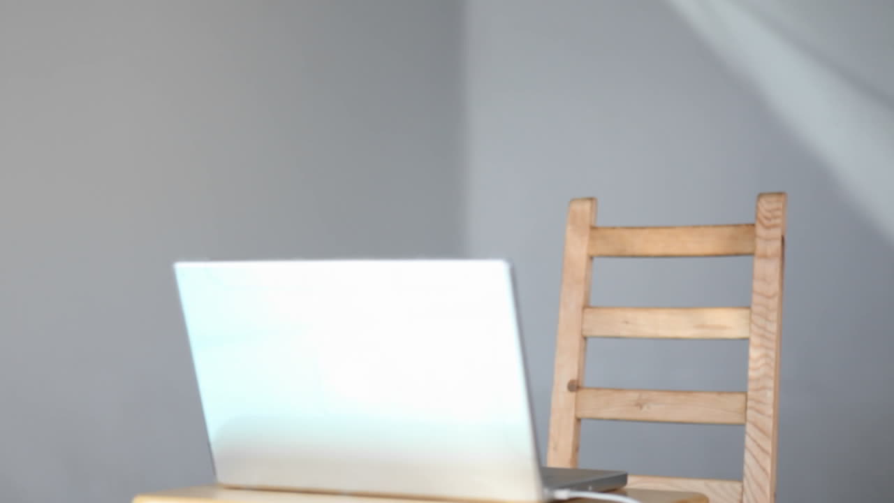 un hombre se sienta en una computadora, escribe algo, sonríe, se levanta y se va