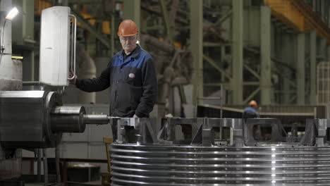 trabajador industrial que opera una máquina de torno