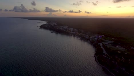 Vuelo-Al-Atardecer-Sobre-Un-Pueblo-De-Playa-De-Pescadores-Del-Caribe