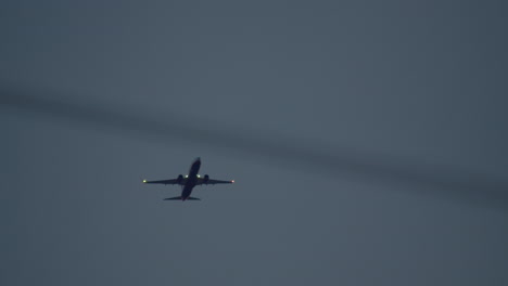 un avión contra el telón de fondo del cielo del crepúsculo