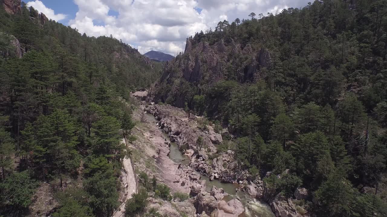 toma aérea del río mayo antes de la cascada basaseachi, cañón candamena, chihuahua