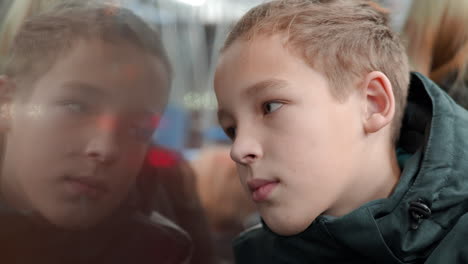 niño mirando la ciudad nocturna a través de la ventana del autobús