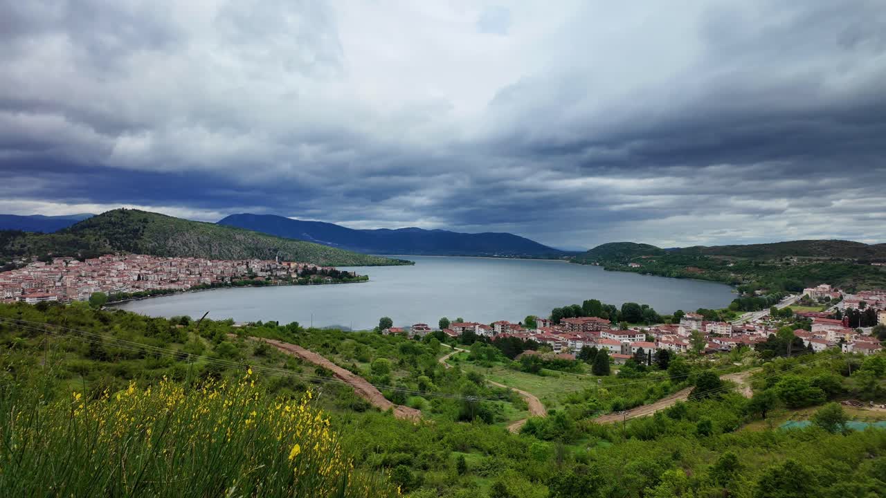 vista de la colina del lago orestiada en la ciudad de kastoria en grecia, paisaje vista panorámica