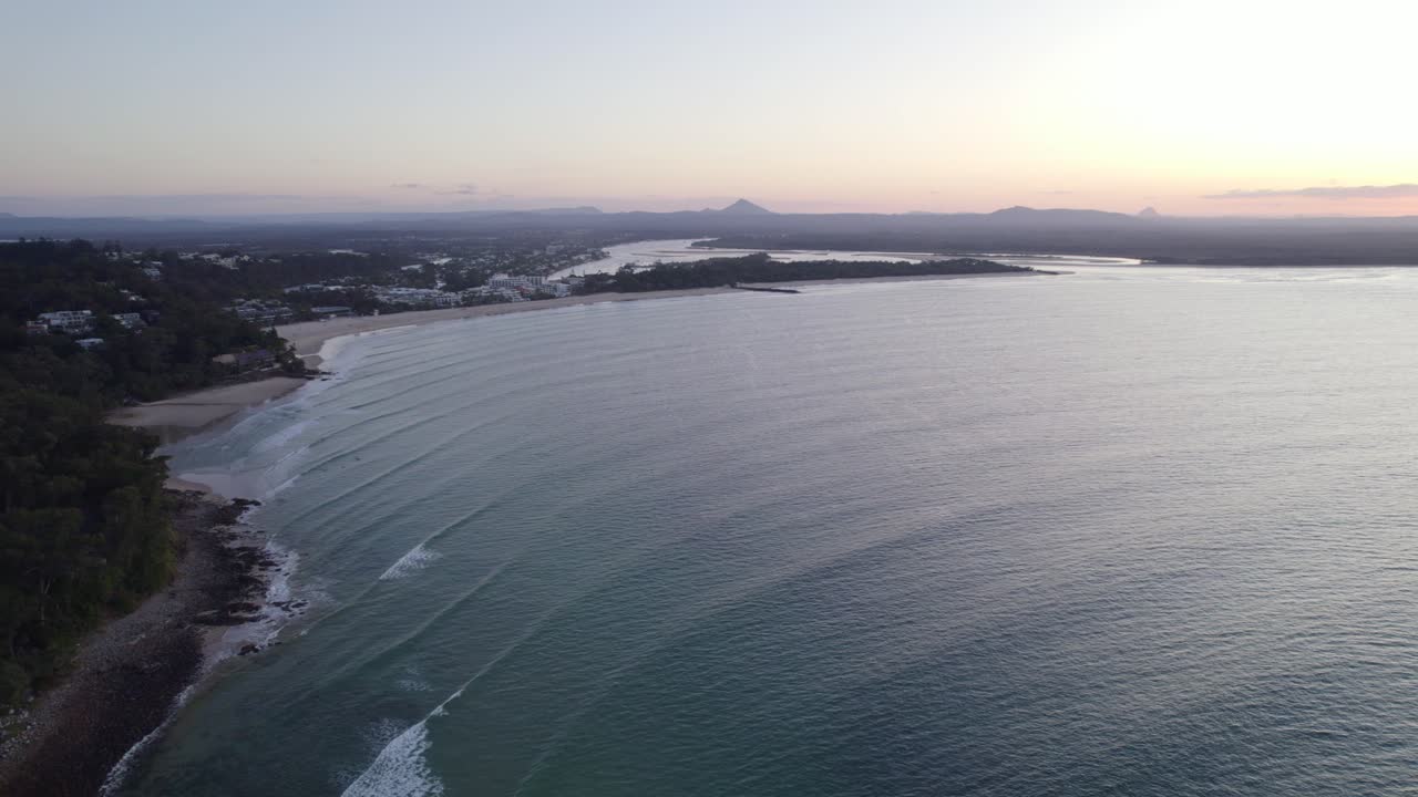 noosa encabeza la playa principal y el río noosa desde la playa de little cove al amanecer en el parque nacional de noosa, qld, australia